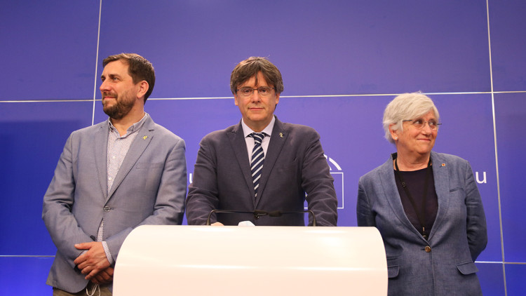 Pla mitjà de Carles Puigdemont, Toni Comín i Clara Ponsatí durant la roda de premsa després que la justícia europea els retorni provisionalment la immunitat. Agència Catalana de Notícies