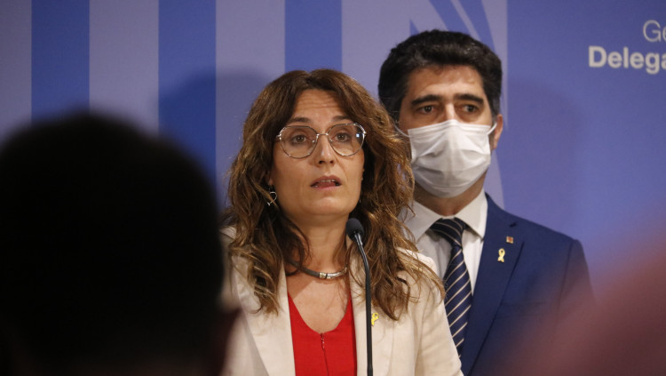 Primer pla de la consellera de Presidència, Laura Vilagrà, oferint una roda de premsa a Madrid al costat del vicepresident del Govern, Jordi Puigneró, el 2 d'agost de 2021. Agència Catalana de Notícies