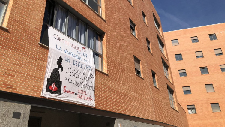 Façana reivindicativa al bloc de pisos del Raval Universitari, a Castelló de la Plana| Fernando Navarro