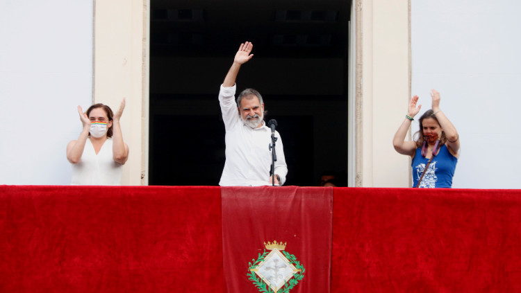Pla obert del president d'Òmnium, Jordi Cuixart, fent el pregó de la Festa Major de Gràcia, el 14 d'agost del 2021. Agència Catalana de Notícies