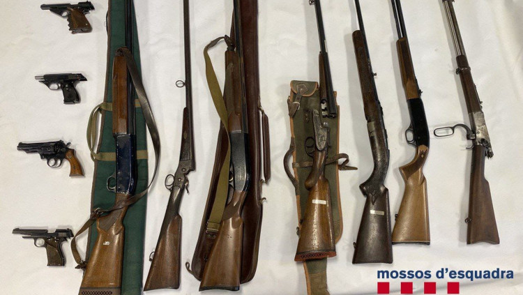 Les armes intervingudes al domicili d'un home detingut per amenaçar Pere Aragonès. ACN