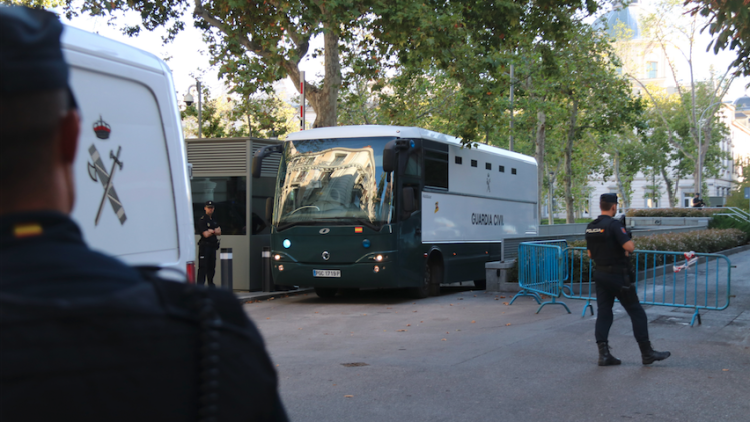 Sortida de l'autocar de la Guàrdia Civil de l'Audiència Nacional amb els set CDR acusats de terrorisme direcció cap a Soto del Real, 26 de setembre de 2019. ACN