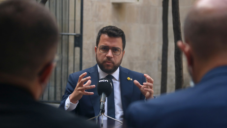El president de la Generalitat, Pere Aragonès, davant dels periodistes, durant l'entrevista amb l'ACN, el 17 d'agost de 2021. Agència Catalana de Notícies