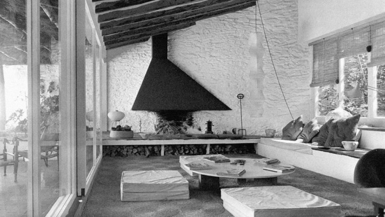 a sala d’estar de Villa Glòria, presidida per la xemeneia característica dels dos arquitectes.. Giorgio Casali