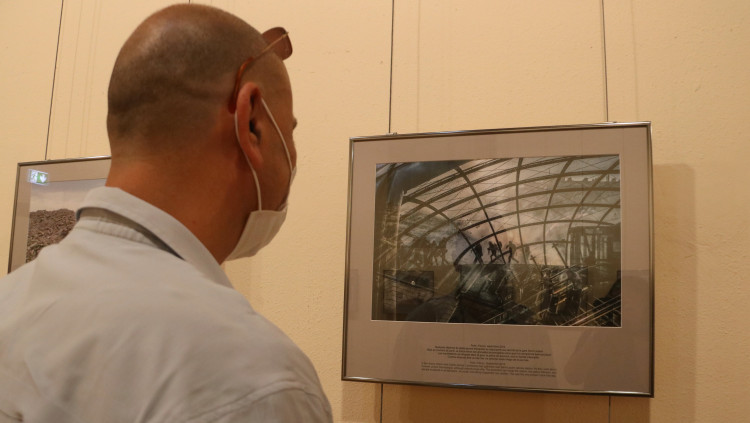 Una persona veient una de les exposicions del Visa Pour l'Image. Agència Catalana de Notícies