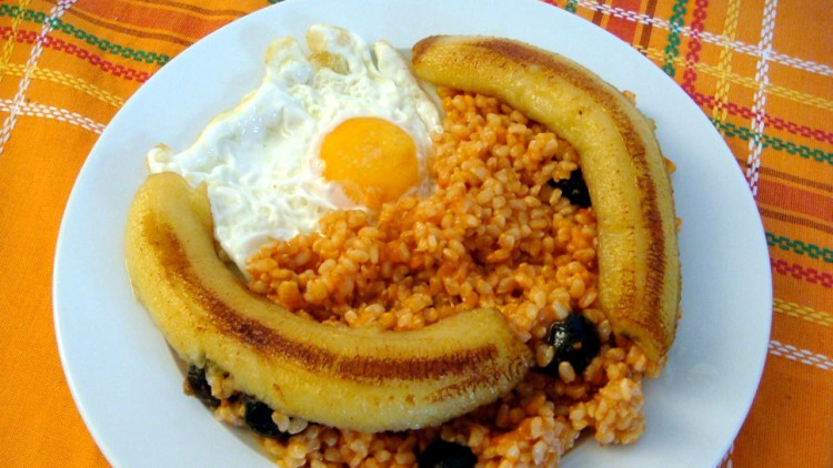 Arròs a la cubana. Jacob Sunol, CC BY 2.0, via Wikimedia Commons