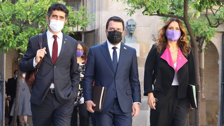 Pla mitjà del president de la Generalitat, Pere Aragonès; el vicepresident, Jordi Puigneró; i la consellera Laura Vilagrà dirigint-se a la reunió del Consell Executiu el 29 de juny del 2021. Agència Catalana de Notícies