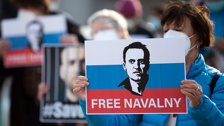 Una manifestant dona suport al represaliat polític rus Aleksei Navalni. Der Spiegel