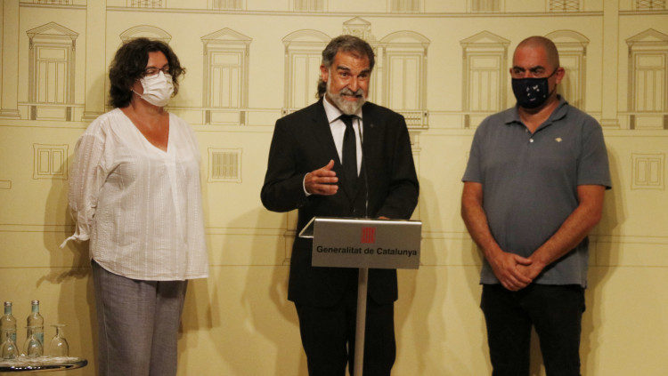 Pla obert de Jordi Cuixart, president de la Federació Llull, amb els líders d'Acció Cultural del País Valencià i l'Obra Cultural Balear,, Anna Oliver i Josep de Lluís, des del Palau de la Generalitat el 31 d'agost del 2021. Agència Catalana de Notícies
