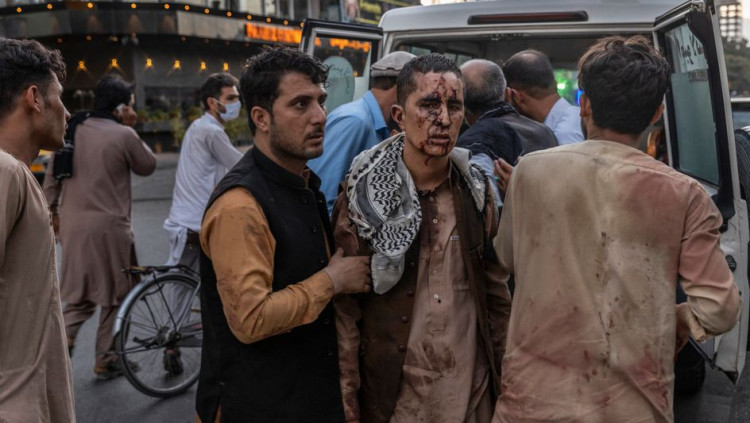 Una persona ferida després de l'atemptat a l'aeroport de Kabul. Der Spiegel