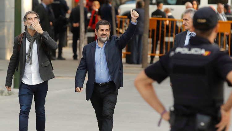 Jordi Cuixart i Jordi Sànchez a l'entrada de l'Audiència espanyola. Efe
