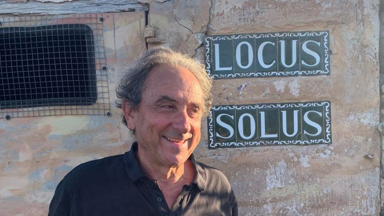 Antoni Taulé a la porta del seu estudi a Formentera Locus Solus. El nom és l’homenatge a l’escriptor francès Raymond Roussel (París 1877-Palerm, 1933), de qui Taulé és l’hereu de la propietat intel·lectual.. Patrícia Tejero