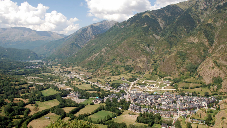 La Vall de Benasc guarda una peculiaritat lingüística que la singularitza. Els seus habitants parlen un català definit com de transició cap a l'aragonès. Català és i així els benasquesos l'utilitzen en els tractes amb els altres catalanoparlants, mentre que amb els aragonesos empren el castellà.. Flickr