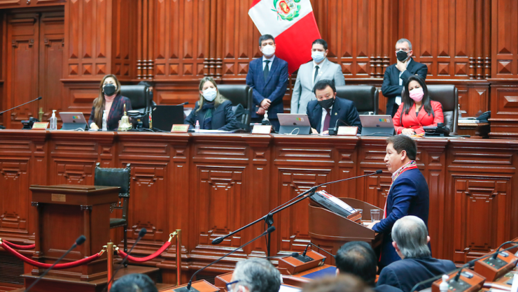 El Primer Ministre del Perú, Guido Bellido, en la intervenció en què va parlar quítxua i va ser criticat per la presidenta del Congrés, la dretana Carmen Alva. Congreso del Perú