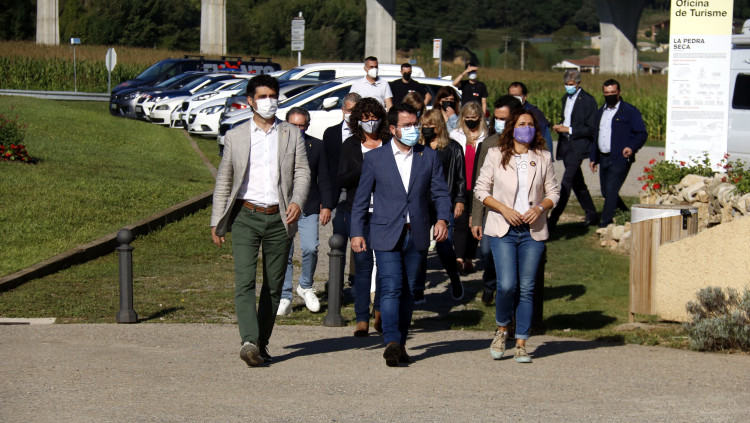Pla general dels membres del Govern caminant per entrar a Can Trona de la Vall d'en Bas (Garrotxa) el 4 de setembre del 2021. Agència Catalana de Notícies