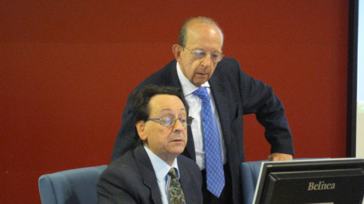Germà Colón, alçat, al costat del filòleg Lluís Gimeno, amb qui va mantenir una extensa correspondència