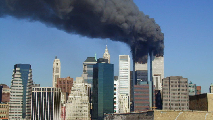 Imatge de les Torres Bessones després de l'atemptat l'11 de setembre del 2001. Michael Foran, CC BY 2.0, via Wikimedia Commons