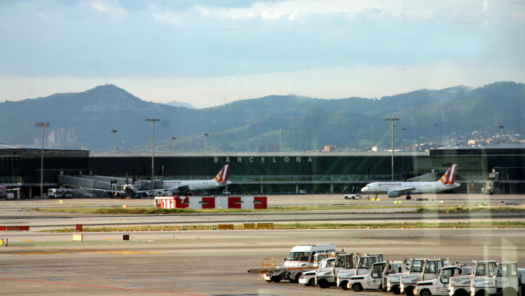 Panoràmica d'una pista d'aterratge de l'Aeroport del Prat. Tevfik Teker, CC BY 3.0, via Wikimedia Commons