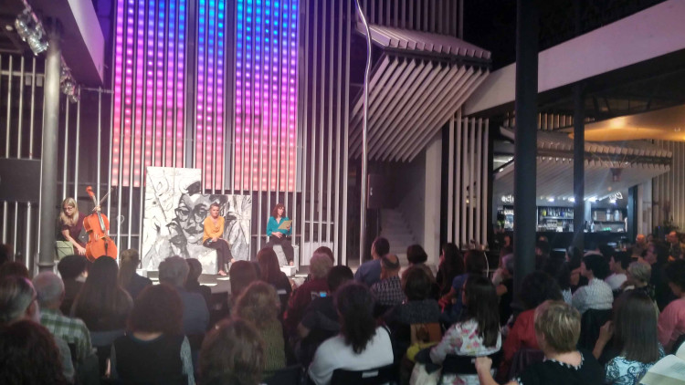 Panoràmica del hall de l'Octubre durant la representació de l'espectacle 'Nosaltres les fusterianes', dirigit per Manuel Molins i interpretat per Victòria Salvador i Laura Romero, amb Clara Dolç al violoncel.