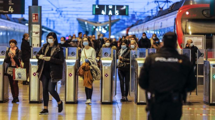 Un grup de passatgers travessen el sistema de control de l'Estació del Nord, punt neuràlgic de la xarxa valenciana de rodalies.. Europa Press