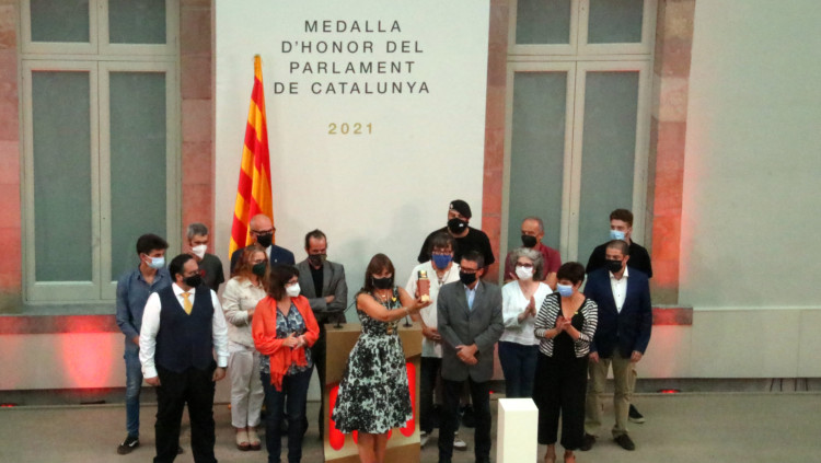 La presidenta del Parlament, Laura Borràs, ensenya la Medalla d’Honor de la institució a les víctimes de la repressió i als col·lectius jurídics que les defensen. Agència Catalana de Notícies