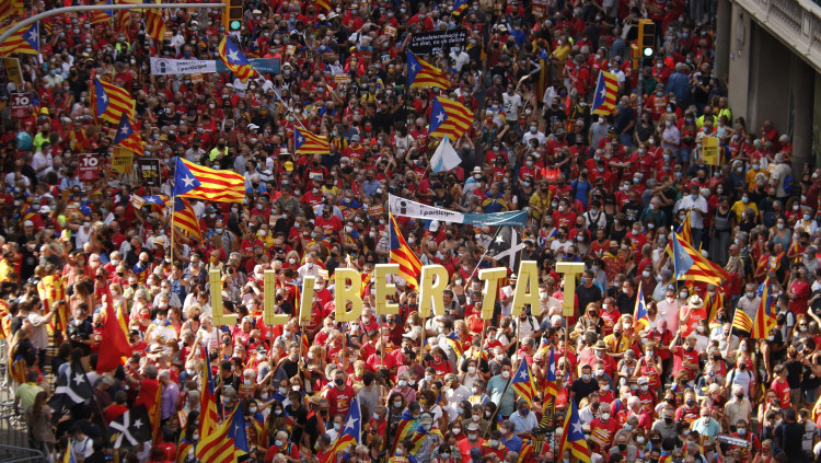 Pla detall d'una formació de lletres amb la paraula 'Llibertat' a la manifestació independentista de la Diada de l'11 de Setembre de 2021. Agència Catalana de Notícies