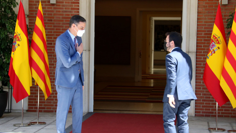 El president espanyol, Pedro Sánchez, saluda el cap del Govern, Pere Aragonès, a l'escala de la Moncloa abans de reunir-se el 29 de juny de 2021. Agència Catalana de Notícies