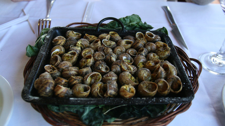 Cargols a la llauna, plat típic català. Tamorlan, CC BY-SA 3.0, via Wikimedia Commons