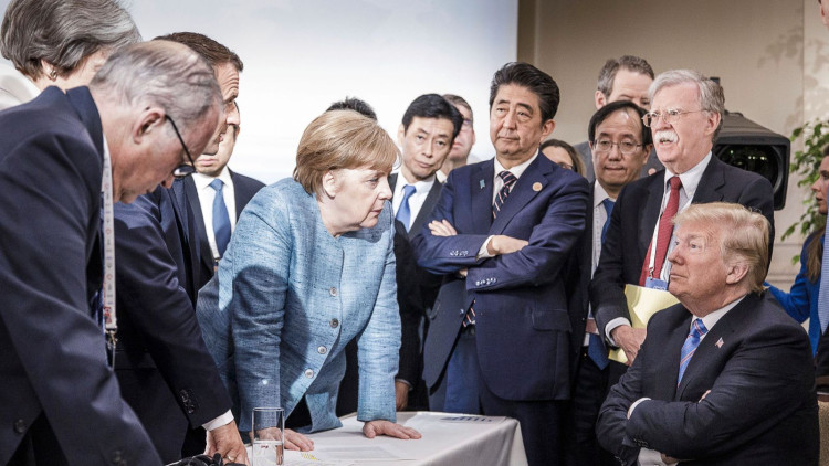 Angela Merkel i Donald Trump conversen en una cimera de líders polítics mundials
