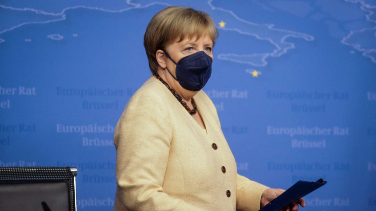 Merkel, amb mascareta durant una compareixença