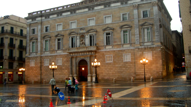 Edifici del Palau de la Generalitat de Catalunya, ubicat a la plaça Sant Jaume de Barcelona. wsrmatre, CC BY-SA 2.0, via Wikimedia Commons