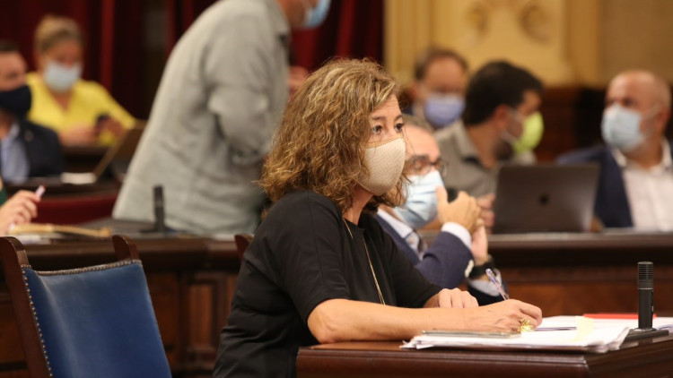 Francina Armengol, presidenta del Govern balear, a la sala de plens del Parlament illenc. Europa Press