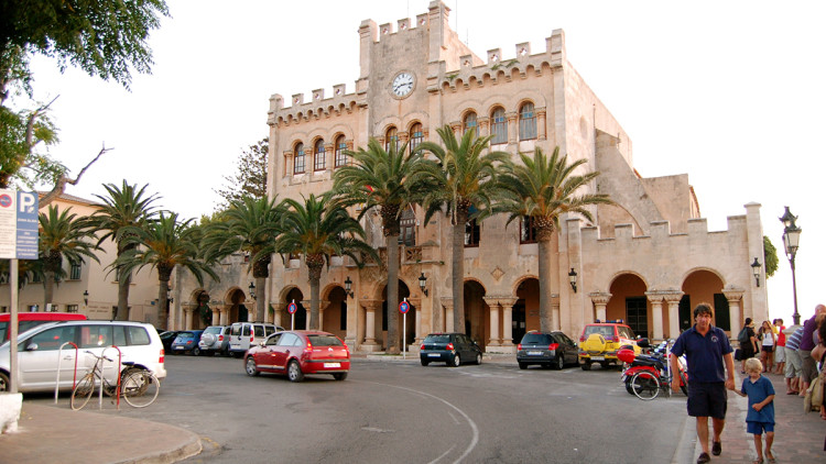 Façana de l'Ajuntament de Ciutadella. Turismo Menorca desde Menorca, España, CC BY-SA 2.0, via Wikimedia Commons