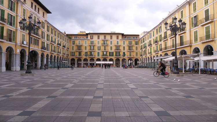 Plaça Major de Palma. Cabaña José Luis Filpo, CC BY 3.0, via Wikimedia Commons
