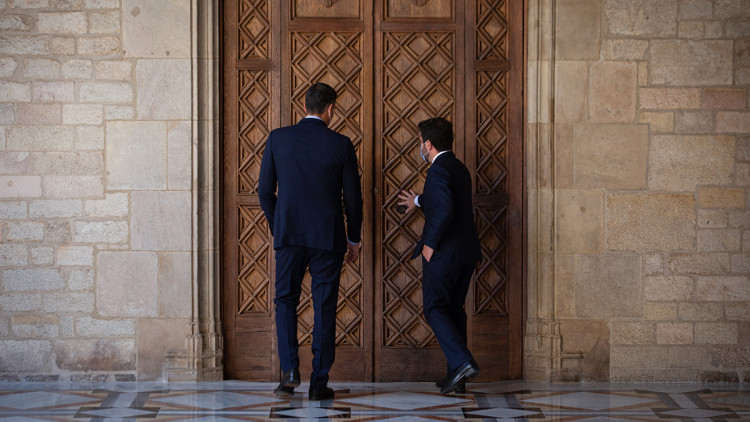 Els presidents espanyol i català, Pedro Sánchez i Pere Aragonès, accedeixen al Palau de la Generalitat. Europa Press