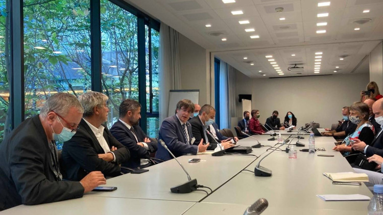 El president Puigdemont, reunit a l'Assemblea Nacional francesa. Twitter Josep Lluís Alay / @josepalay
