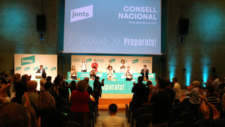Pla general del Consell Nacional de JxCat, amb els assistents drets aplaudint la presidenta del Parlament, Laura Borràs, el 18-9-21. Agència Catalana de Notícies