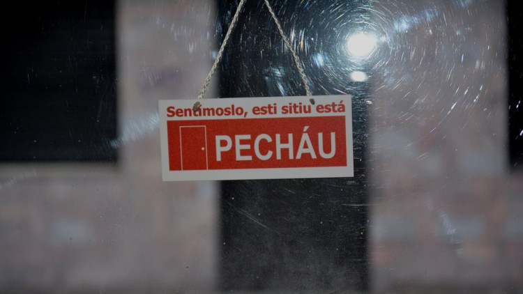 Cartell en asturlleonès a un comerç| El Teixu