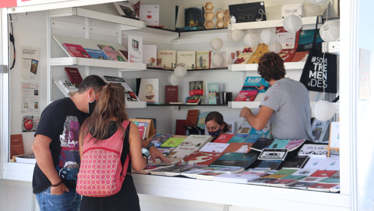 Pla tancat d'una parada de la Setmana del Llibre en Català al Moll de la Fusta. Imatge del 19 de setembre de 2021. Agència Catalana de Notícies