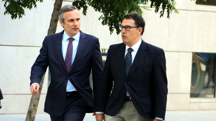 Alay, a l'esquerra, amb el seu lletrat, Jaume Alonso-Cuevillas, a l'arribada a l'Audiència Nacional el 4 de juny de 2018. Agència Catalana de Notícies