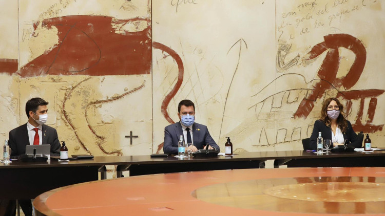 Pla mitjà del president de la Generalitat, Pere Aragonès, assegut al Consell Executiu amb el vicepresident, Jordi Puigneró, i la consellera Laura Vilagrà a cada banda el 21 de setembre del 2021. Agència Catalana de Notícies