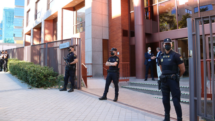 Pla general de l'entrada de la seu del Tribunal de Comptes al carrer Torrelaguna de Madrid on estan citats els 40 excàrrecs del Govern per les despeses d'acció exterior, el 29 de juny de 2021. Agència Catalana de Notícies