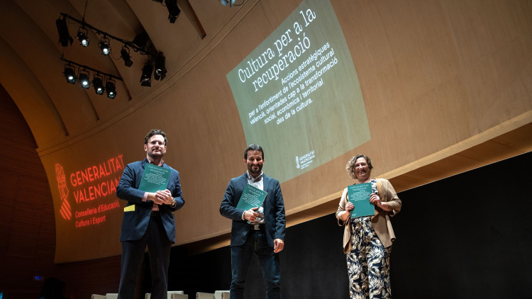 L'economista Ramon Marrades, el conseller Vicent Marzà i la secretària autonòmica Raquel Tamarit a la presentació del pla estratègic cultural 2021-2023| GVA