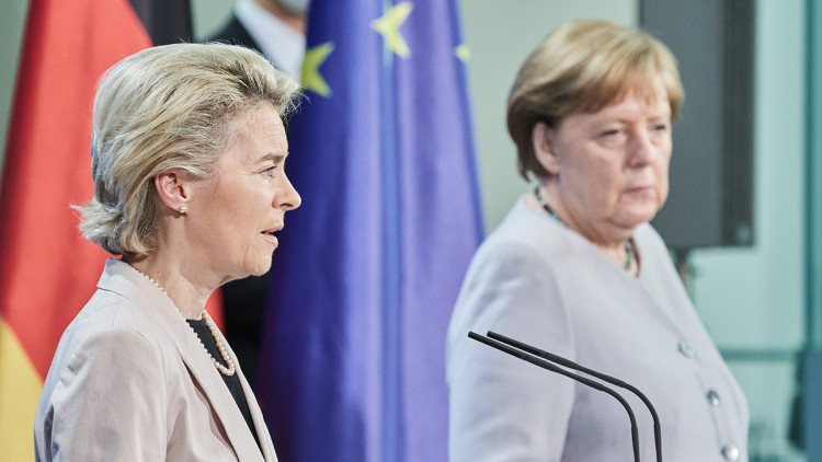 Pla mitjà de la presidenta de la Comissió Europea, Ursula von der Leyen, i la cancellera alemanya, Angela Merkel. Agència Catalana de Notícies
