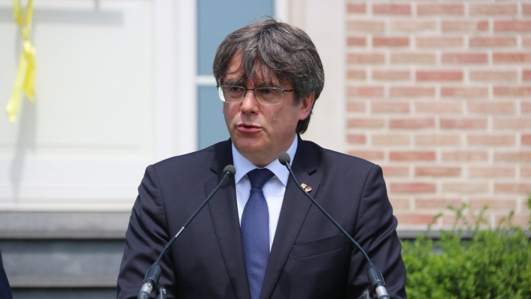 Primer pla de l'eurodiputat Carles Puigdemont durant l'atenció als mitjans després de la reunió a la Casa de la República, a Waterloo amb el president Pere Aragonès el 18 de juny de 2021. Agència Catalana de Notícies
