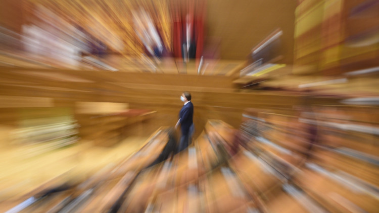 Una panoràmica distorsionada de les Corts amb el president valencià, Ximo Puig, al centre de la imatge.. Europa Press