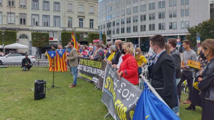 L'eurodiputat i conseller a l'exili, Toni Comín, parla des de Brussel·les en una manifestació improvisada en defensa del president Puigdemont. ANC Brussel·les / Twitter @AncBru