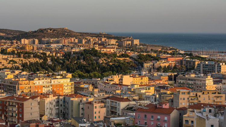 Panoràmica de Càller, capital de Sardenya. Pixabay
