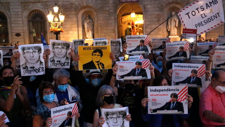 Pla general dels manifestants concentrats a la plaça de Sant Jaume en suport a l'expresident Carles Puigdemont. Agència Catalana de Notícies