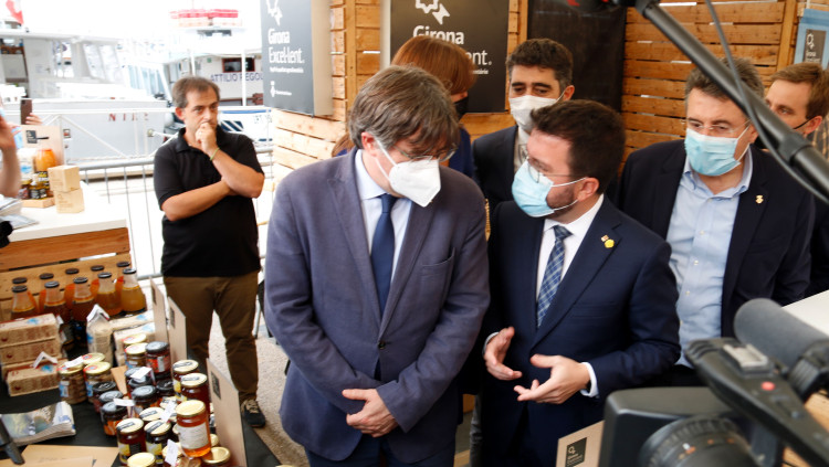 El president de la Generalitat, Pere Aragonès; i l'expresident Carles Puigdemont visiten un establiment de l'Alguer, el 25 de setembre del 2021. Agència Catalana de Notícies
